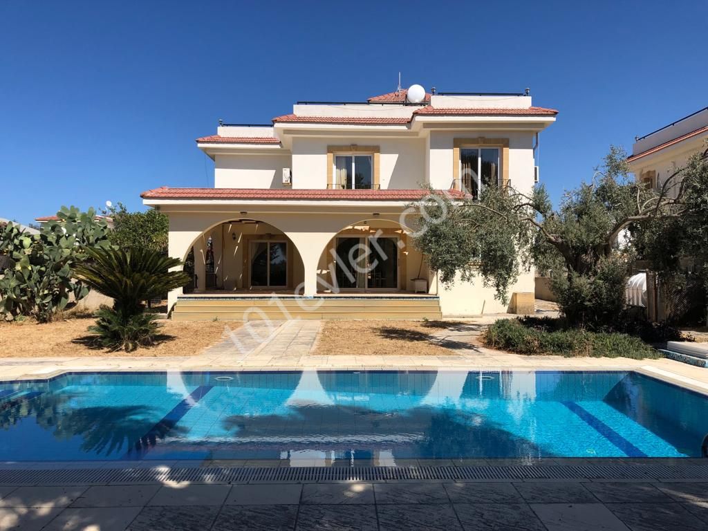 Girne Ozanköy'de satılık 3 yatak odalı geniş bahçeli havuzlu villa