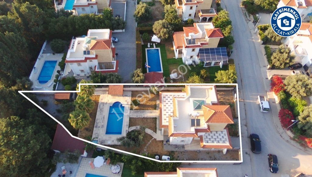 Girne Ozanköy'de satılık 3 yatak odalı geniş bahçeli havuzlu villa