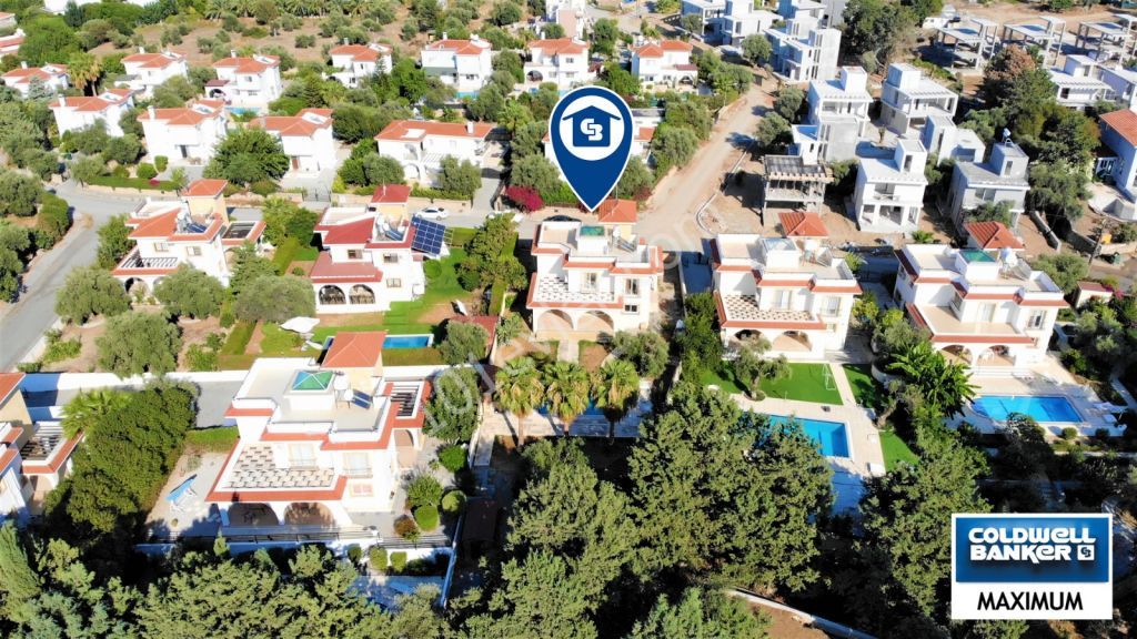 Girne Ozanköy'de satılık 3 yatak odalı geniş bahçeli havuzlu villa