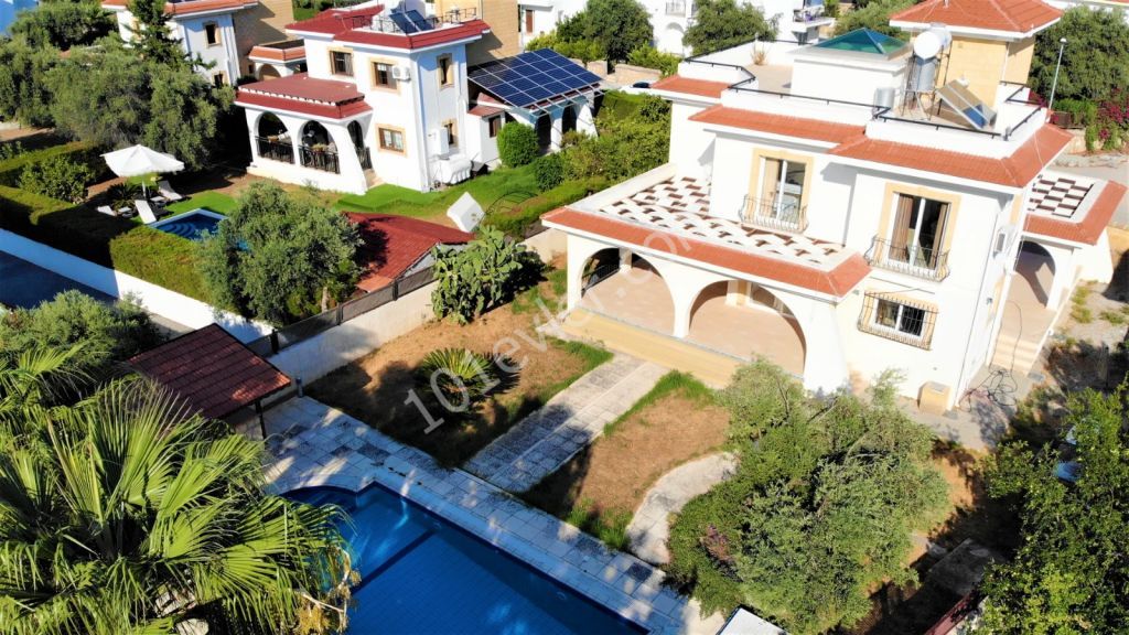 Girne Ozanköy'de satılık 3 yatak odalı geniş bahçeli havuzlu villa