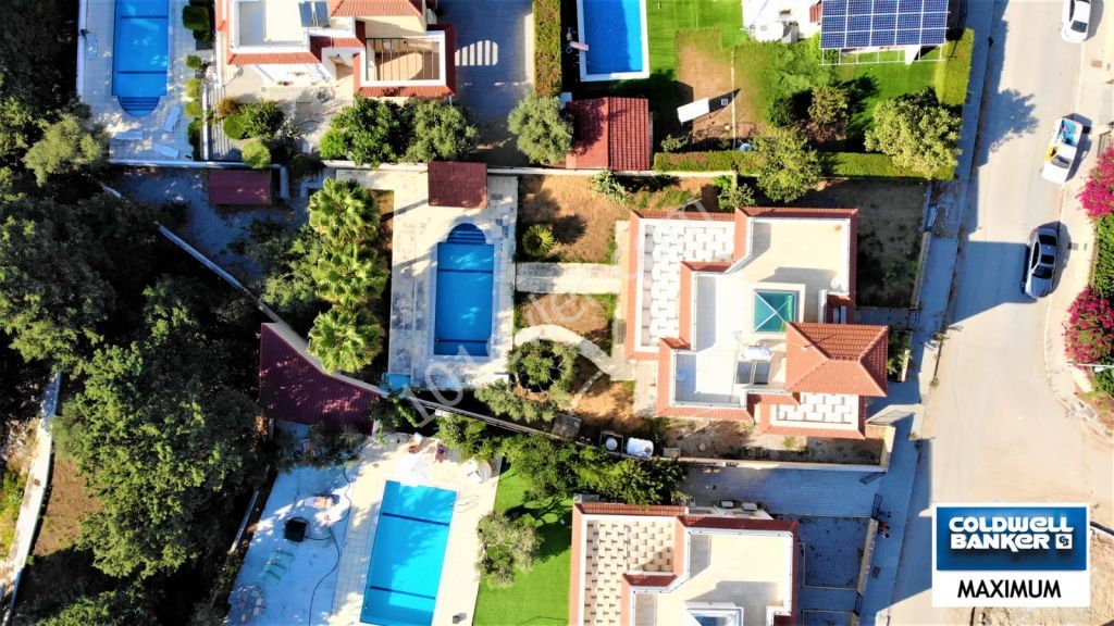 Girne Ozanköy'de satılık 3 yatak odalı geniş bahçeli havuzlu villa