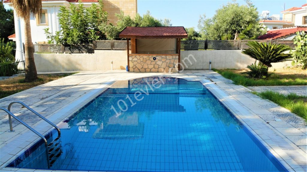 Girne Ozanköy'de satılık 3 yatak odalı geniş bahçeli havuzlu villa