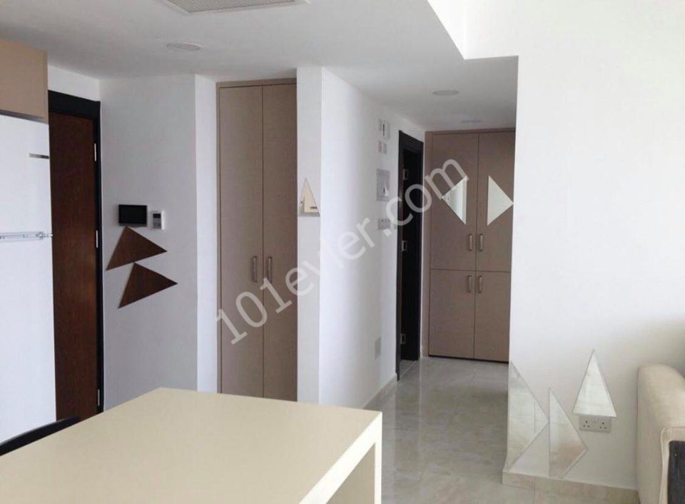 GİRNE MERKEZDE DENİZ MANZARALI 1+1 EŞYALI DAİRE