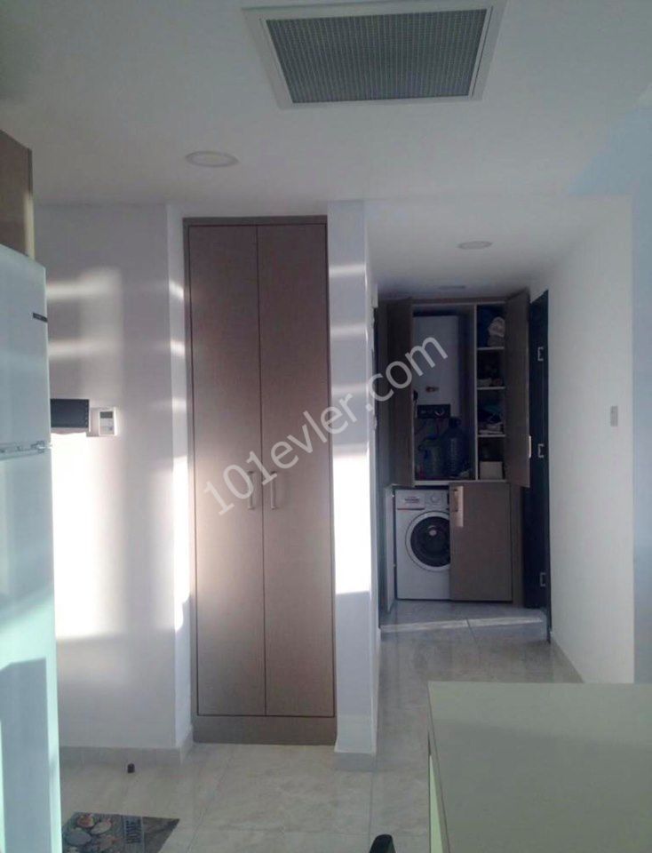 GİRNE MERKEZDE DENİZ MANZARALI 1+1 EŞYALI DAİRE