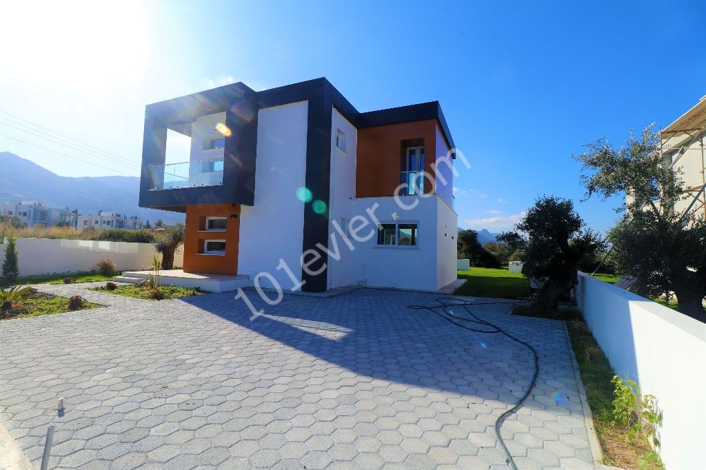 Kuzey Kıbrıs Girne'de  4 Yatak Odalı Modern Satılık Villalar