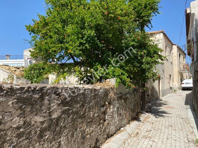 KIBRIS GİRNE BELLAPAİS  KÖY İÇİNDE KÖŞE KONUMDA ARSA