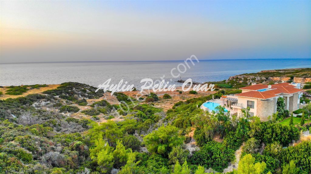 For sale seafront villa with 7 bedrooms in Kyrenia Esentepe