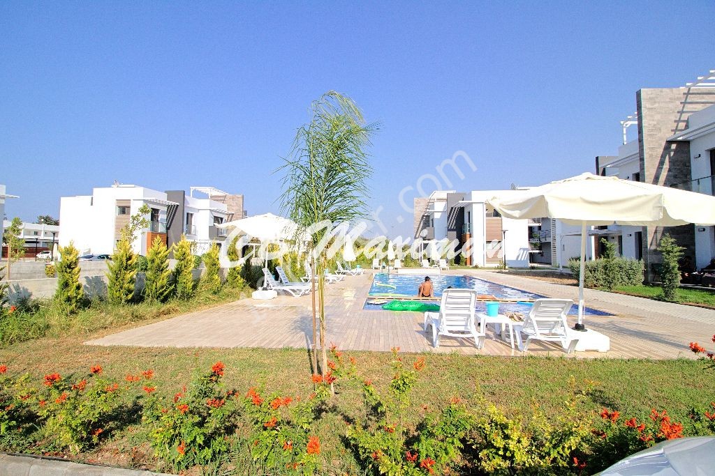 Girne Ozanköyde Havuzlu Site İçersinde GENİŞ BAHÇELİ  Full Eşyalı Lüks 2+1 Kiralık Daire