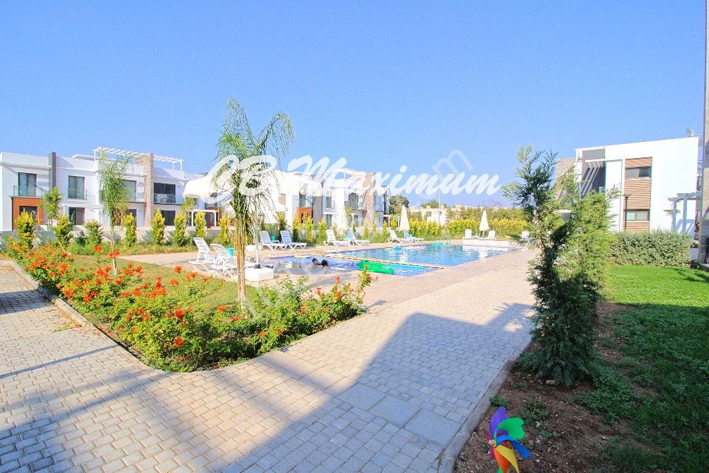 Girne Ozanköyde Havuzlu Site İçersinde GENİŞ BAHÇELİ  Full Eşyalı Lüks 2+1 Kiralık Daire