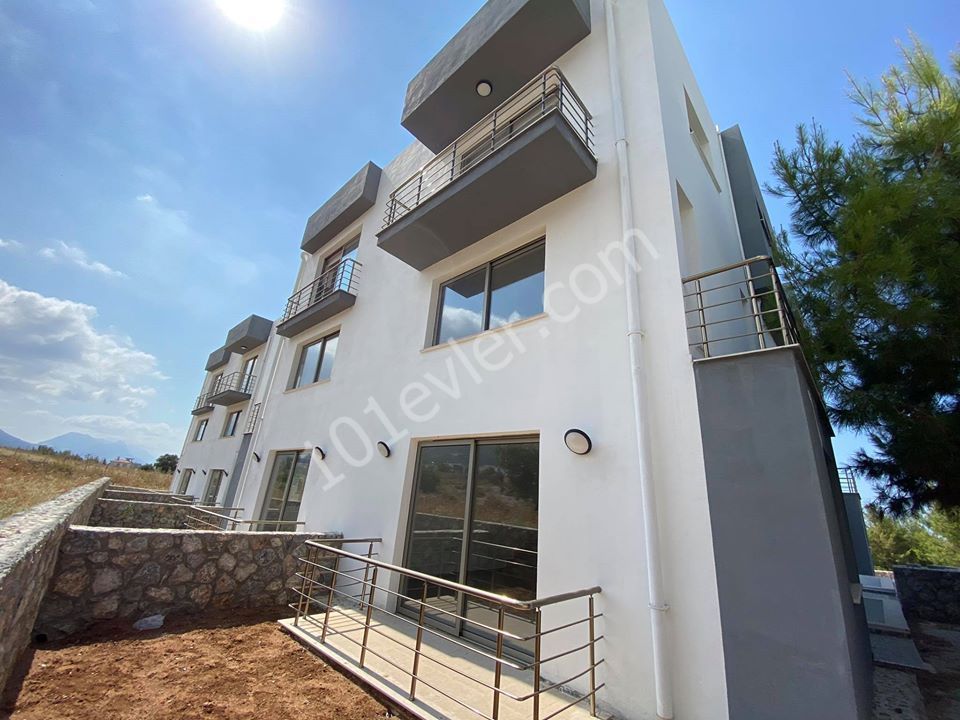 THE SOLE AUTHORITY! KYRENIA IS FOR SALE AT ÇATALKÖY 1+1 3 WITH A VIEW OF NATURE. APARTMENTS FOR SALE ON THE FLOOR ** 