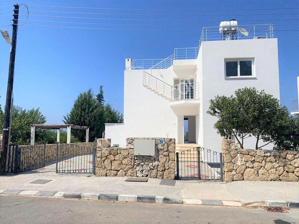 Triplex-und Duplex-Villen im 1300 M2 Garten mit herrlichem Meerblick in Kyrenia EDREMIT ** 