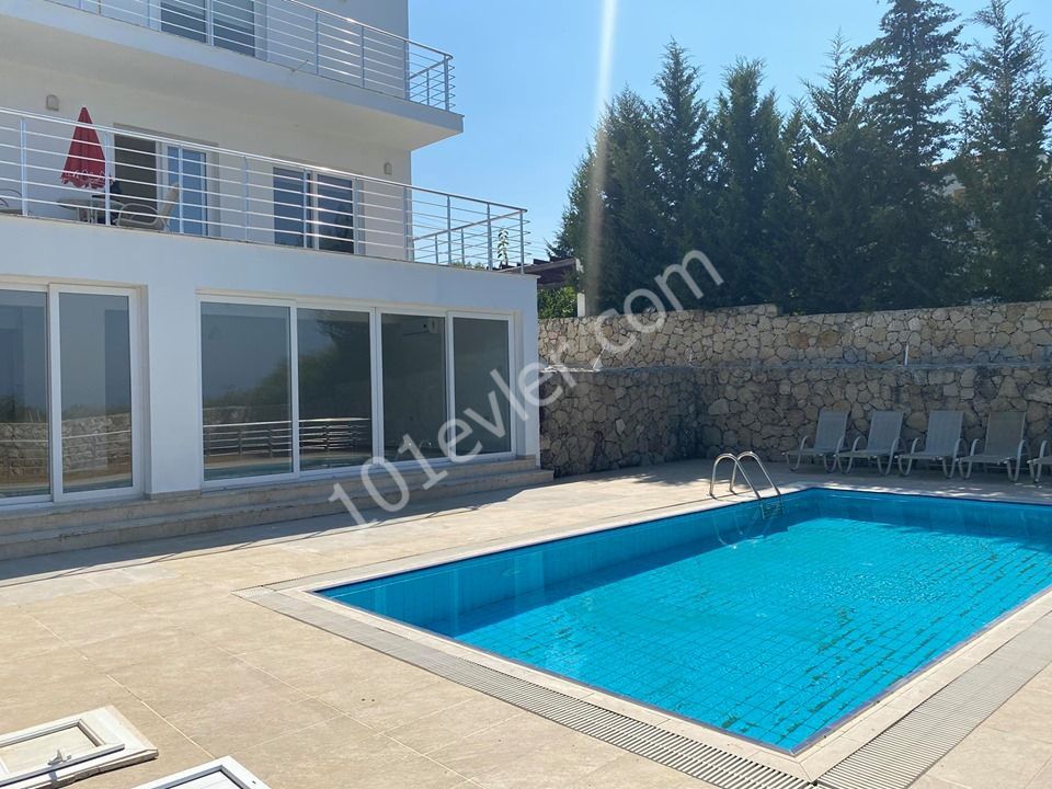 Triplex-und Duplex-Villen im 1300 M2 Garten mit herrlichem Meerblick in Kyrenia EDREMIT ** 