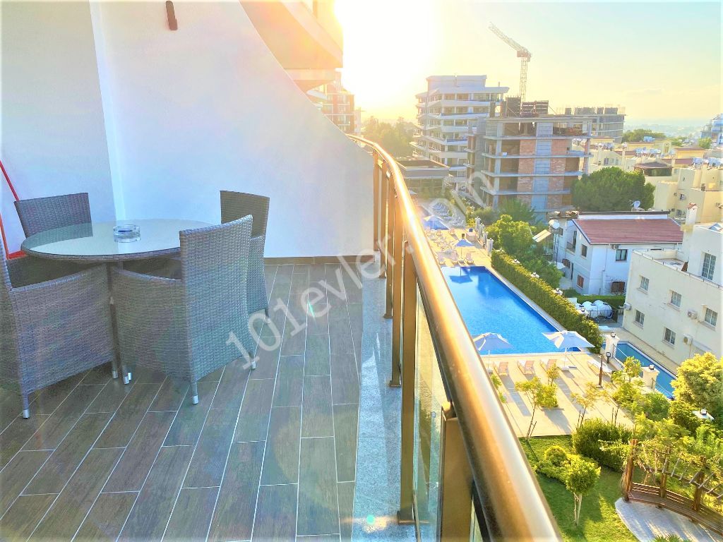 Kıbrıs Girne Merkezde Deniz ve Dağ Manzaralı Eşyalı Kiralık 3+1 Residence Dairesi