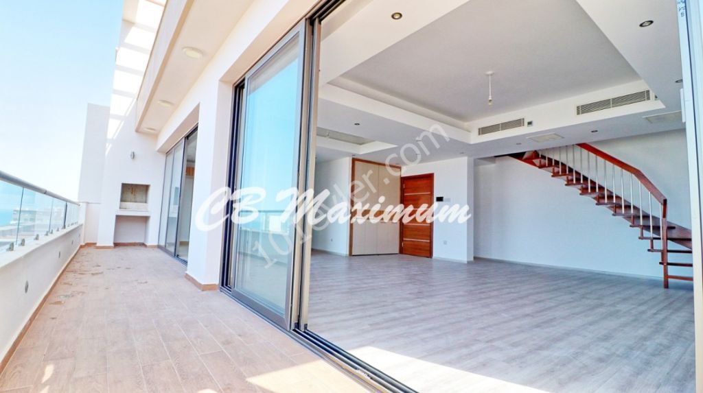 Kıbrıs Girne'de Deniz Manzaralı Satılık Çok Özel Dublex Penthouse Daire