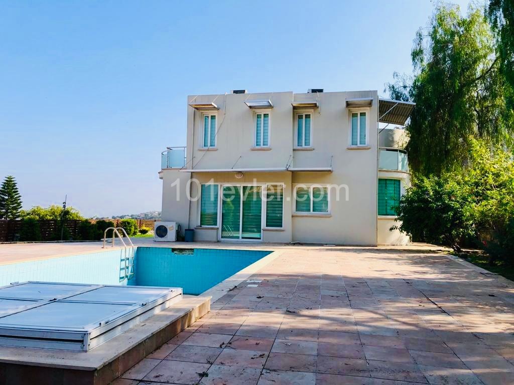 KKTC, Girne Bellapais 'de 5 Odalı 4 Banyolu Havuzlu Satılık Villa