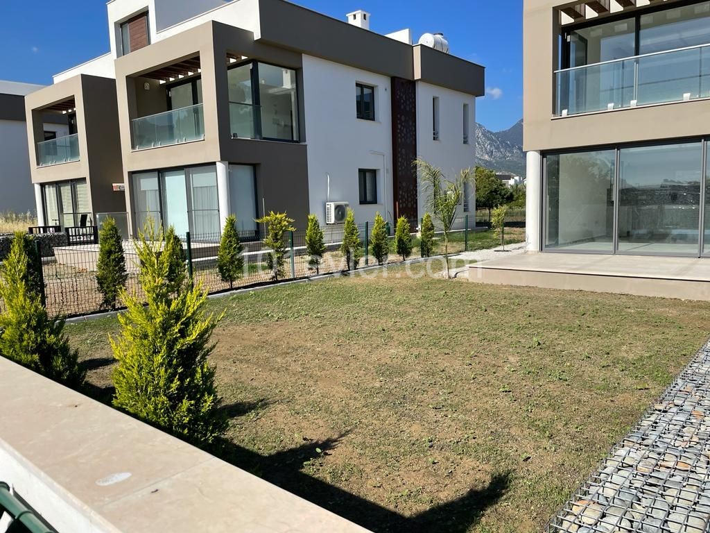 2+1 Wohnungen mit großem Garten zum Verkauf in TRNC Alsancak, nur wenige Gehminuten vom Meer entfernt ** 