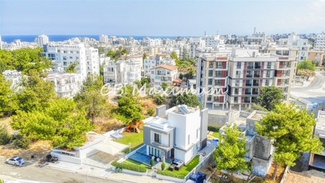Girne Zeytinlik'te 1 dönüm Türk Malı Arazi İçinde Yüzme Havuzlu Triplex 5+2 Lüks Satılık Villa