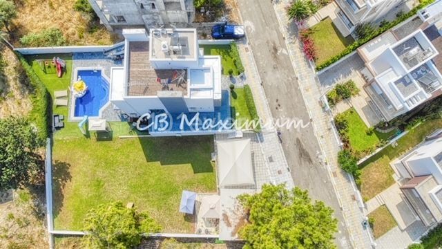 Girne Zeytinlik'te 1 dönüm Türk Malı Arazi İçinde Yüzme Havuzlu Triplex 5+2 Lüks Satılık Villa