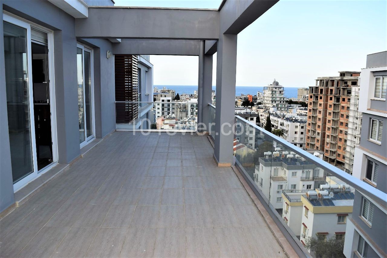 Girne Merkezde Güvenlikli Site İçerisinde Ortak Havuzlu 3+1 Penthouse