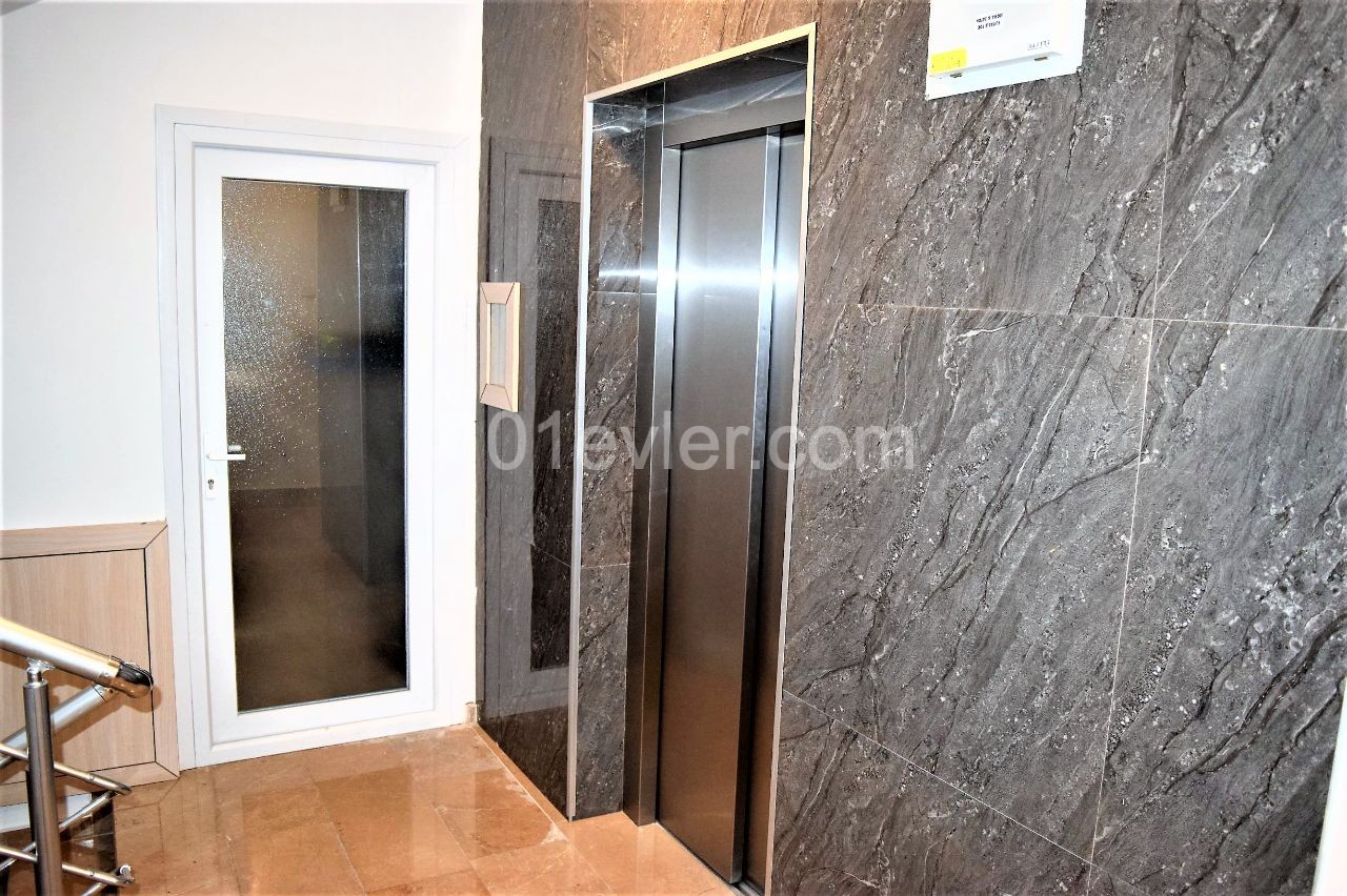 Girne Merkezde Güvenlikli Site İçerisinde Ortak Havuzlu 3+1 Penthouse