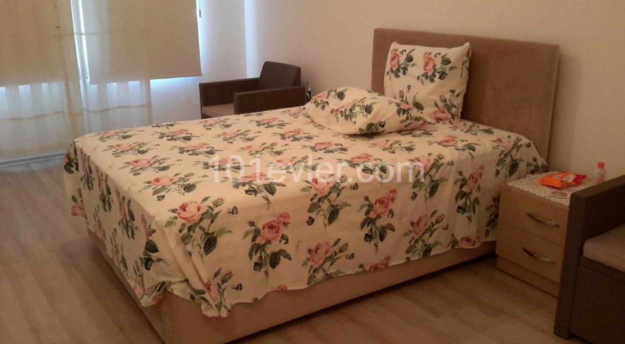 Girne Merkezde Güvenlikli Site İçerisinde Ortak Havuzlu 3+1 Penthouse