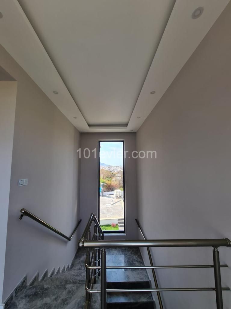 KKTC Girne Alsancak'ta Merkezi Konumda Satılık 3+1 Modern Villa 