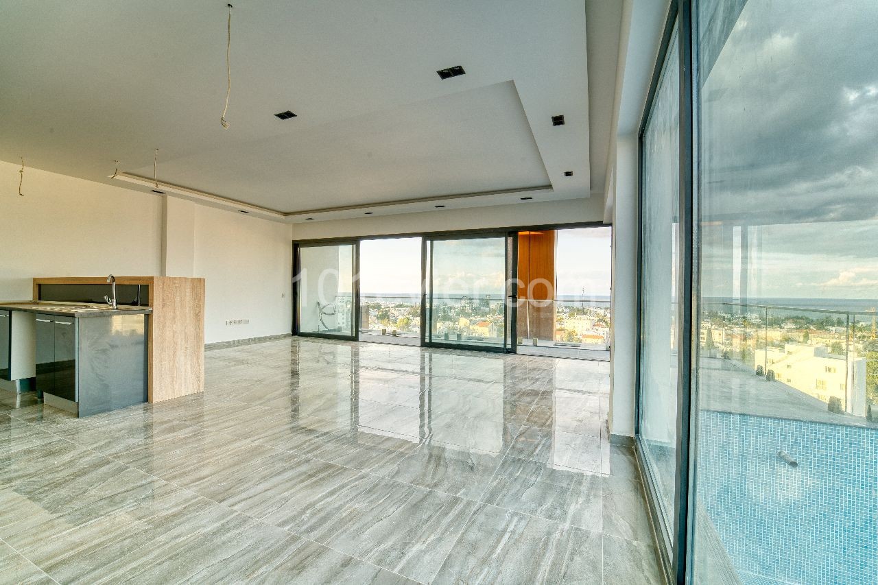3 + 1 Luxus-Duplex-Penthouse mit türkischem Panoramablick und Pool im Zentrum von Kyrenia ** 