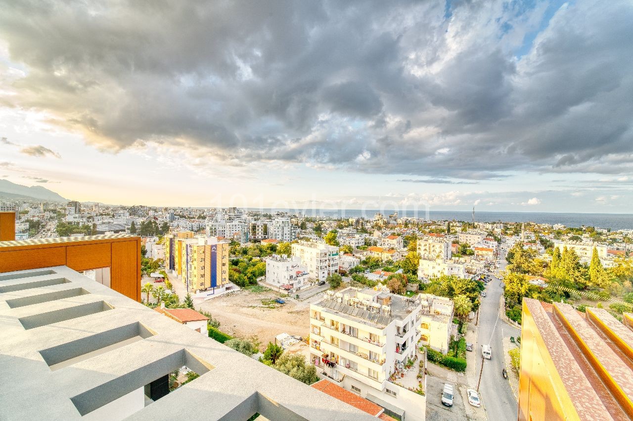 Girne Merkezde TÜRK MALI Panoramik Manzaralı ve Yüzme Havuzlu 3+1 Lüks Dubleks Penthouse