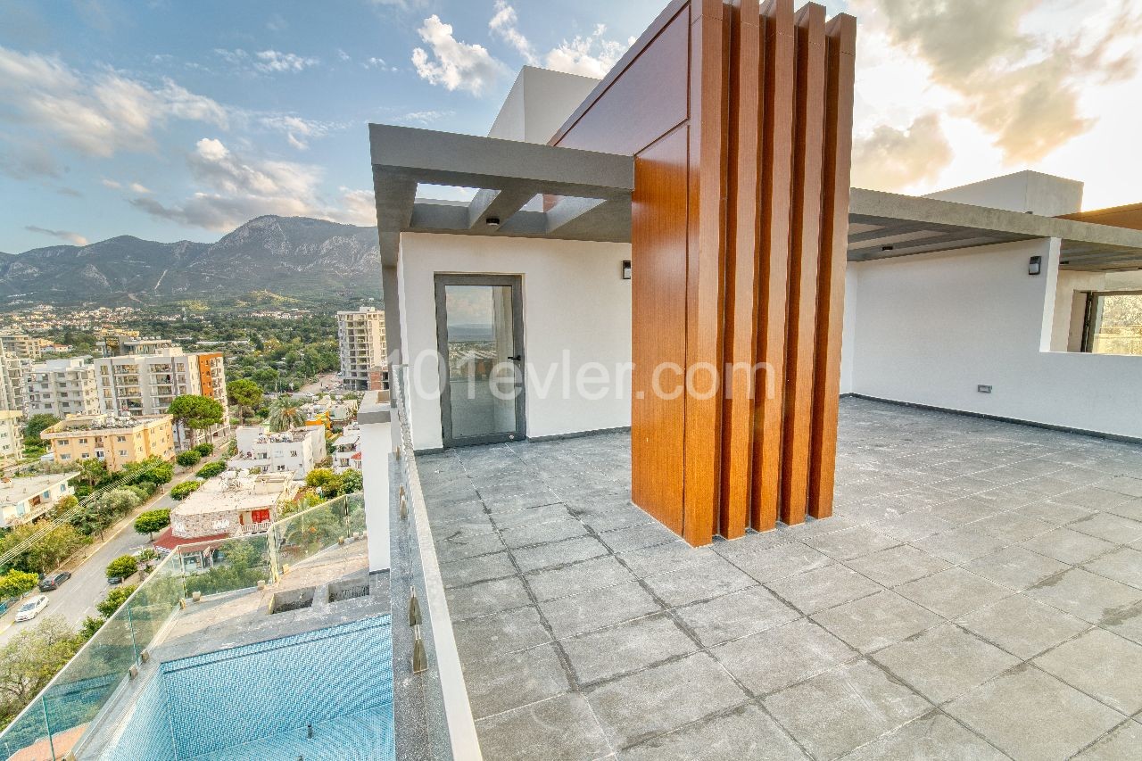 3 + 1 Luxus-Duplex-Penthouse mit türkischem Panoramablick und Pool im Zentrum von Kyrenia ** 