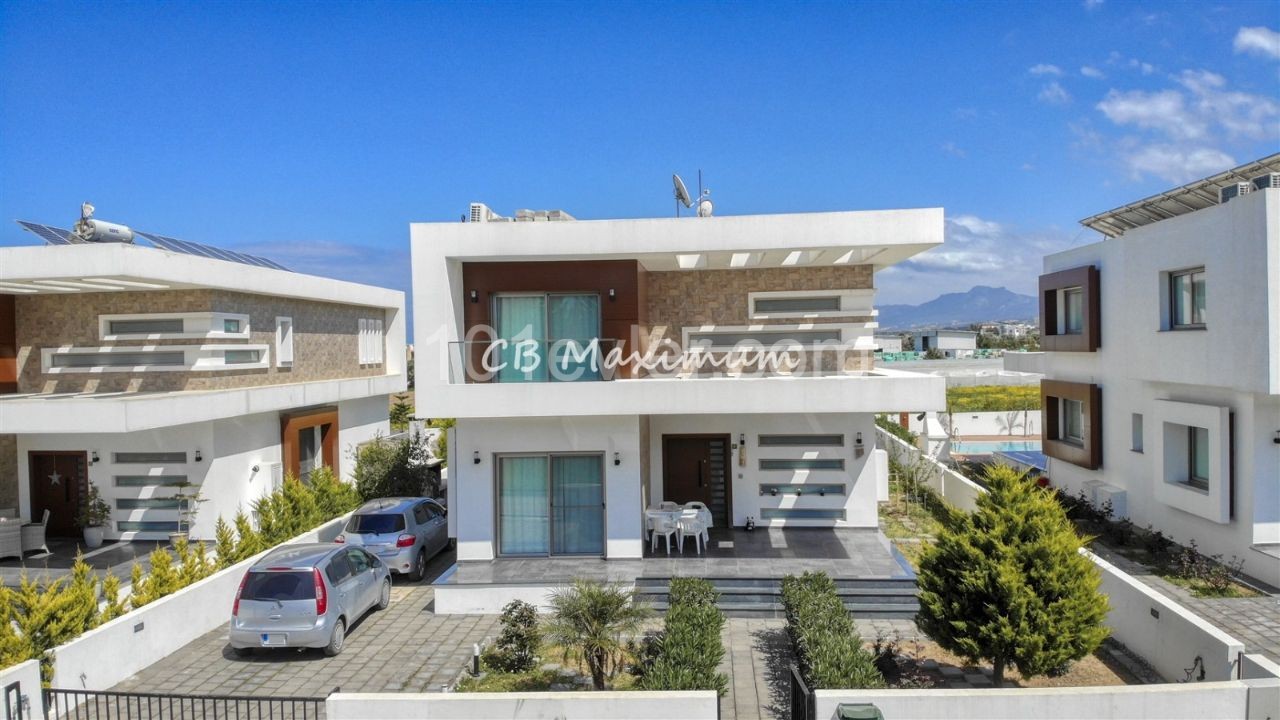 Girne Ozanköy'de Denize 50M Mesafede 4+1 Modern Satılık Villa