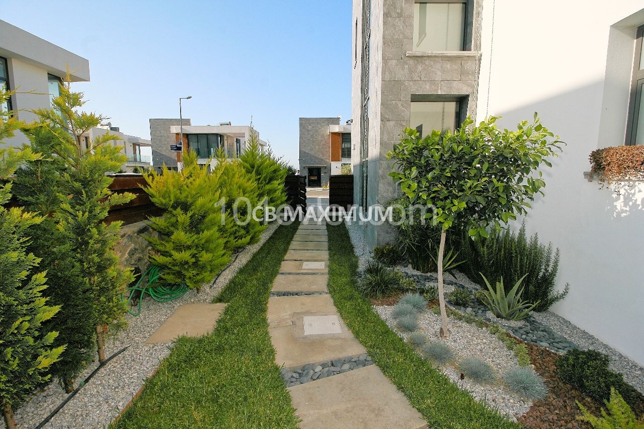 Kıbrıs Girne Ozanköy 'de Türk Koçanlı Özel Havuzlu Geniş Bahçeli  Özel Tasarım Satılık 3+1 Müstakil Villa 
