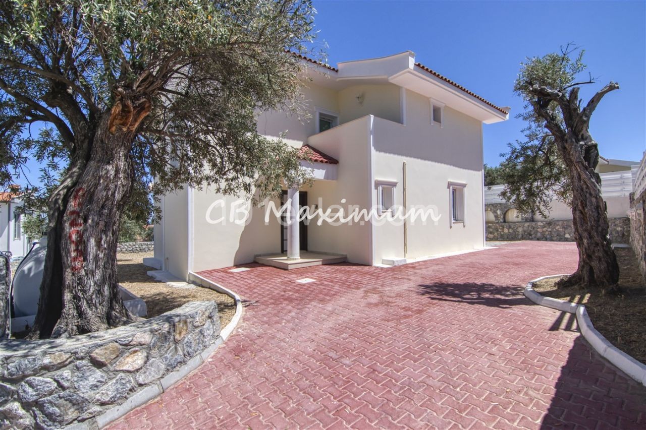 Girne Alsancak da Satılık 3+1 Deniz Manzaralı Villa