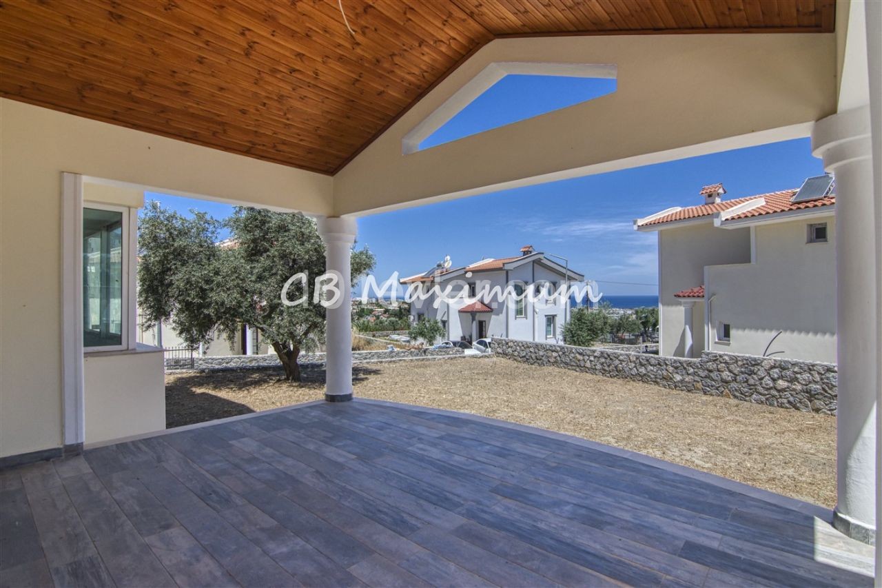 Girne Alsancak da Satılık 3+1 Deniz Manzaralı Villa