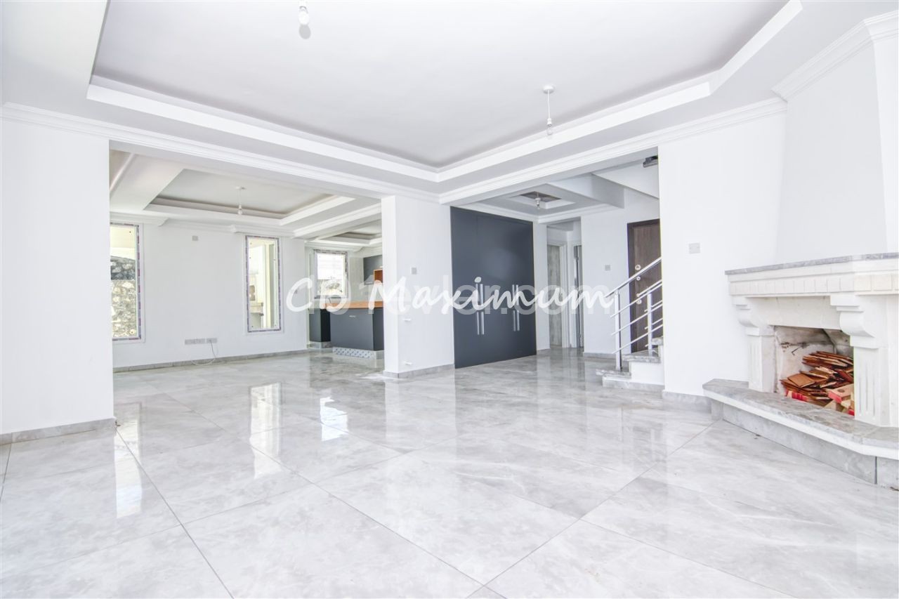 Girne Alsancak da Satılık 3+1 Deniz Manzaralı Villa