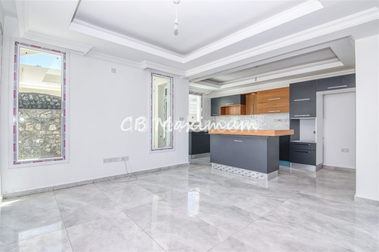 Girne Alsancak da Satılık 3+1 Deniz Manzaralı Villa