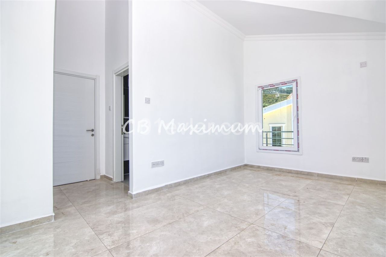 Girne Alsancak da Satılık 3+1 Deniz Manzaralı Villa