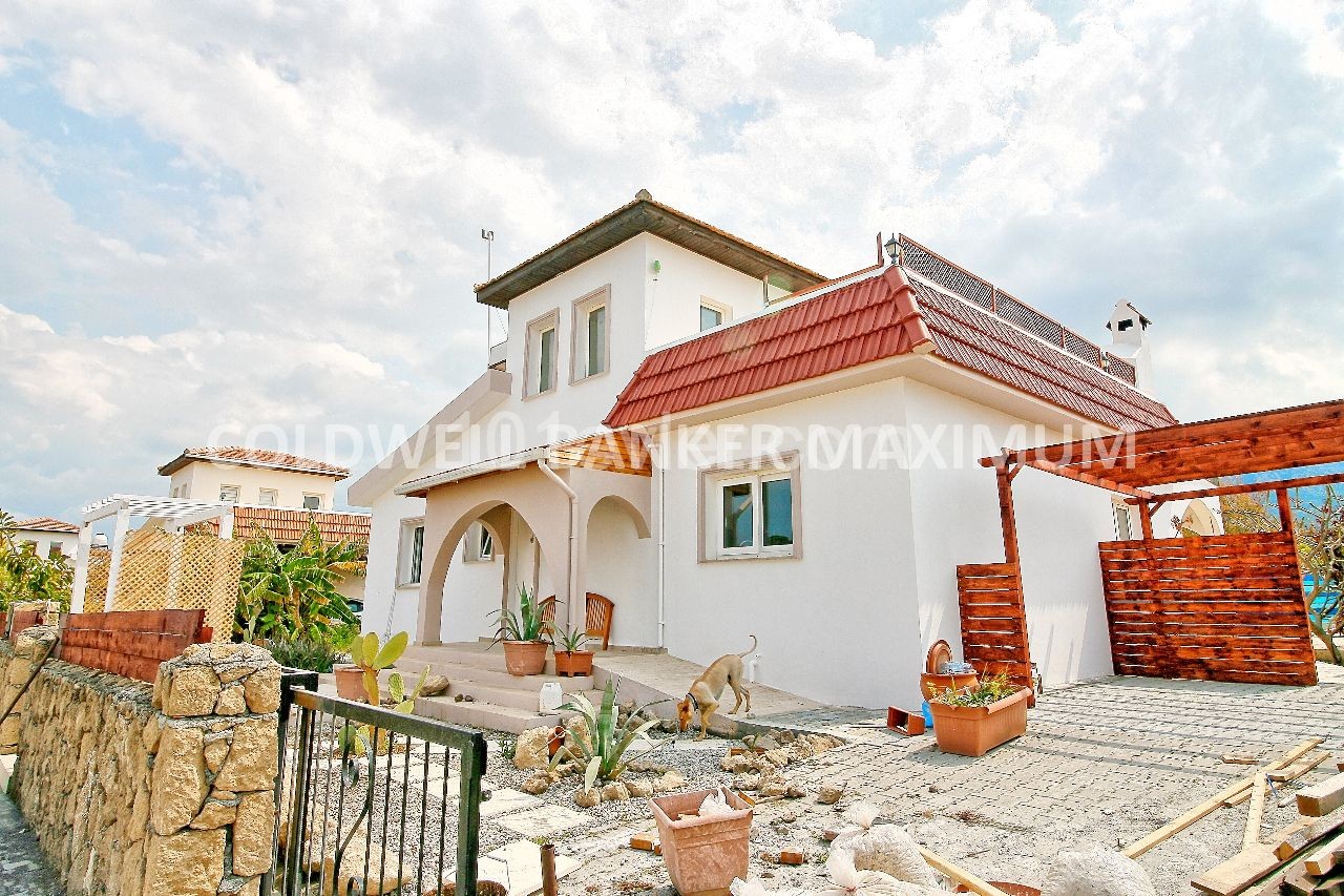 Kıbrıs Girne Karşıyaka 'da Havuzlu ve Geniş Bahçeli 3+1 Satılık Villa / Bungalov