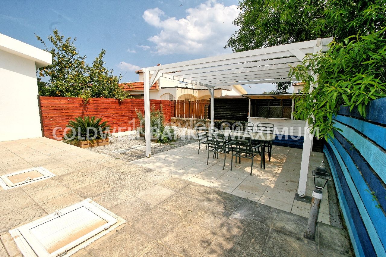 Kıbrıs Girne Karşıyaka 'da Havuzlu ve Geniş Bahçeli 3+1 Satılık Villa / Bungalov