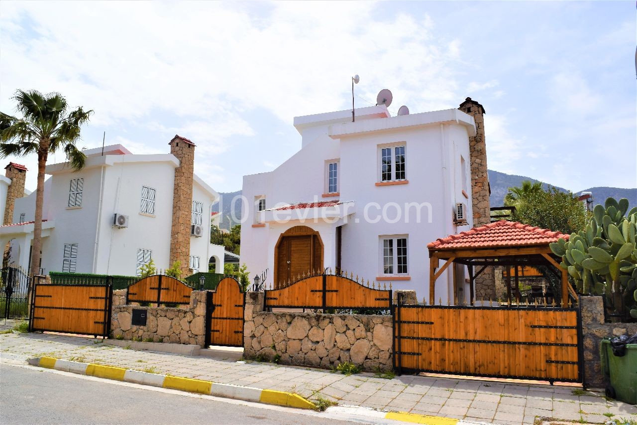 Girne Bellapaiste Havuzlu ve Bakımlı Full Eşyalı 3+1 Villa