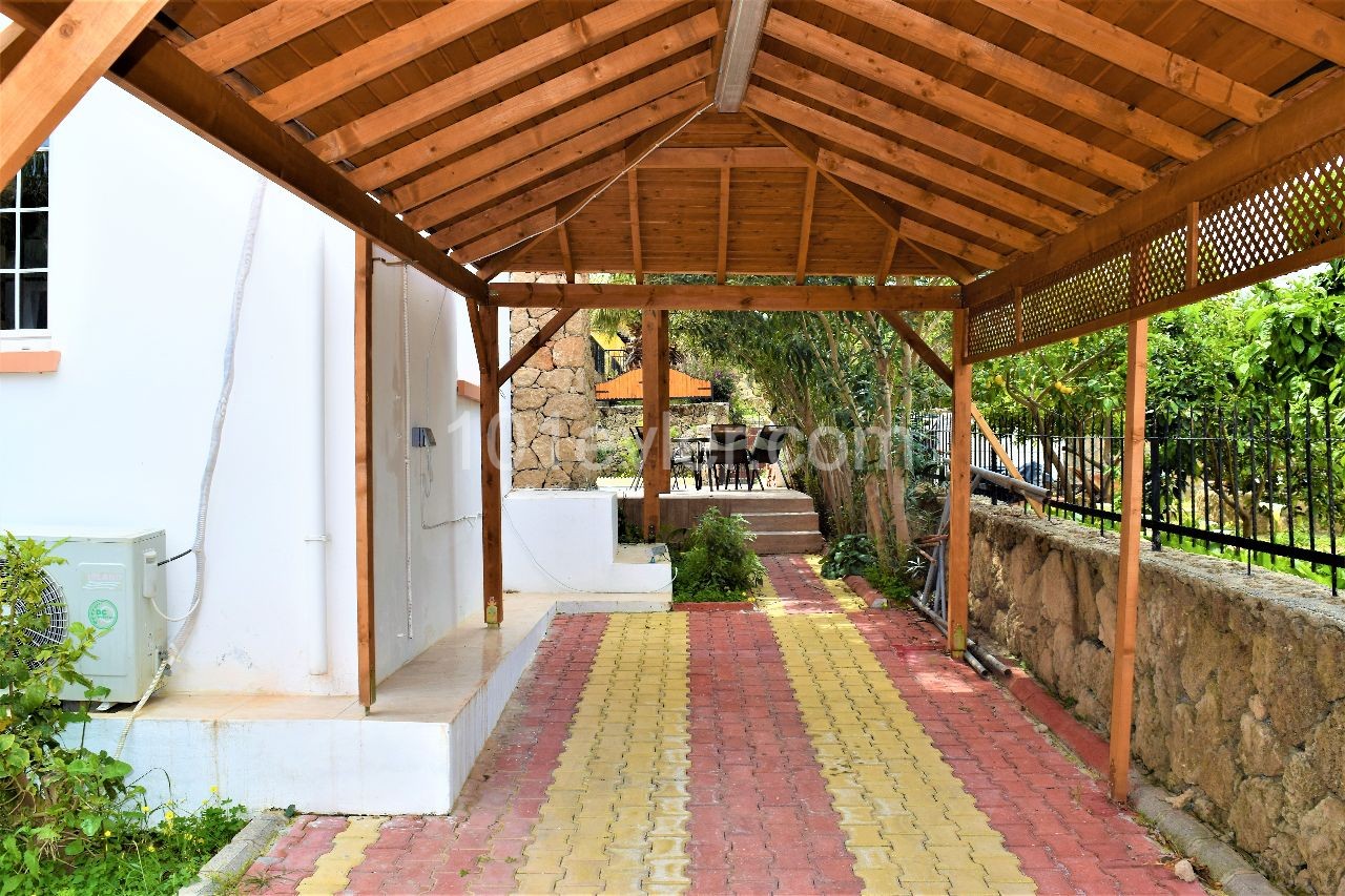 Girne Bellapaiste Havuzlu ve Bakımlı Full Eşyalı 3+1 Villa