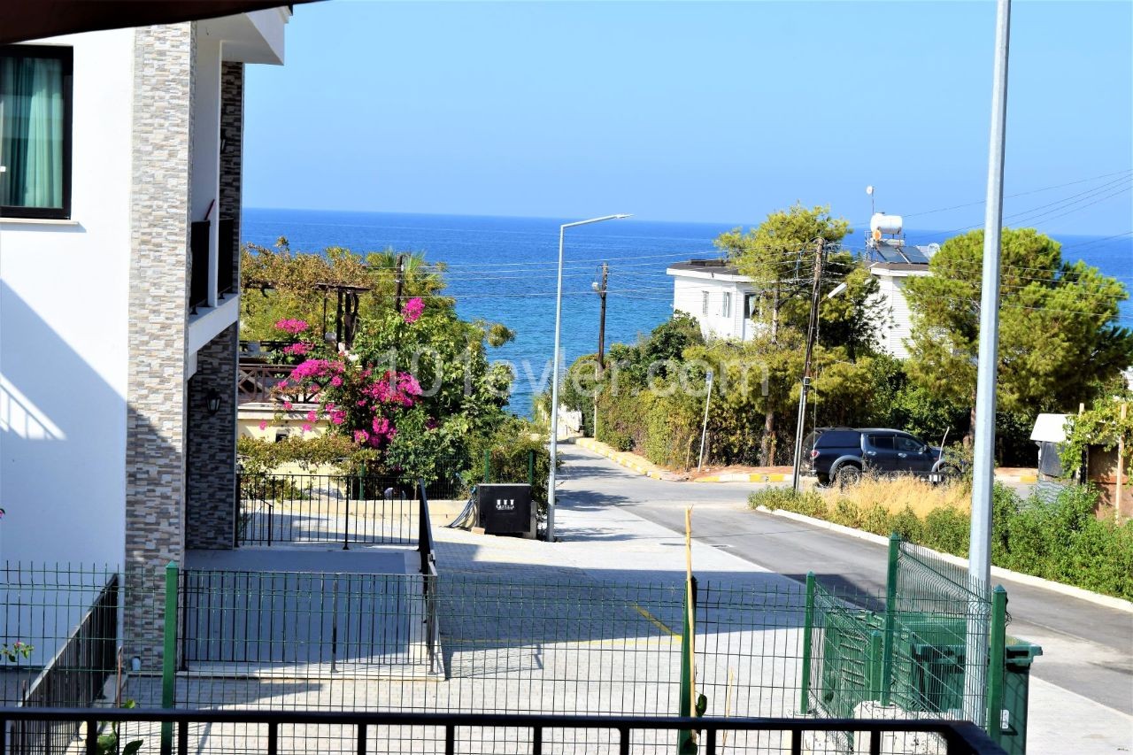 2+1 Apartment Flat with Garden and Sea View in Girne Karaoglanoglu 