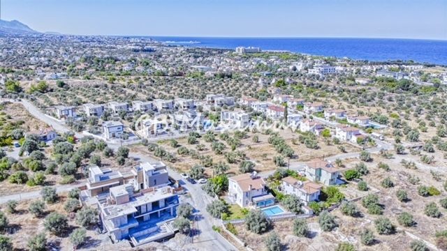 Kıbrıs Girne Çatalköy'de Geniş Bahçeli, Özel Yüzme Havuzlu, 5+1 Satılık Villa