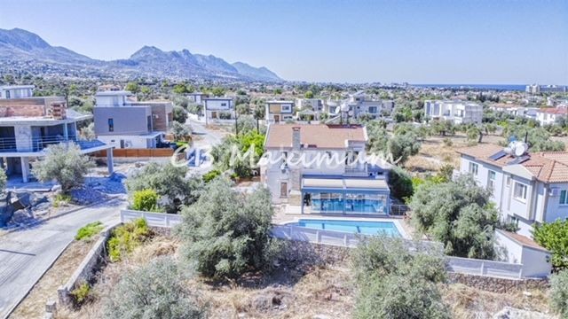 Kıbrıs Girne Çatalköy'de Geniş Bahçeli, Özel Yüzme Havuzlu, 5+1 Satılık Villa