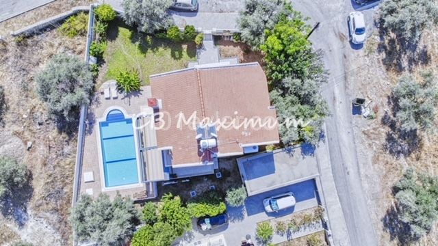 Вилла 5 + 1 на продажу с частным бассейном и просторным садом в Чаталкёй, Кирения, Кипр ** 
