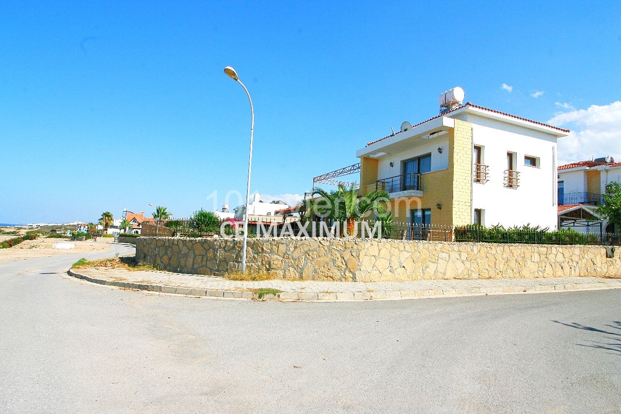 Kıbrıs Girne Esentepe 'De Denize Sıfır Havuzlu Satılık 3+1 Fırsat Villa