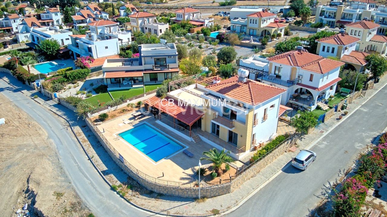 Kıbrıs Girne Esentepe 'De Denize Sıfır Havuzlu Satılık 3+1 Fırsat Villa