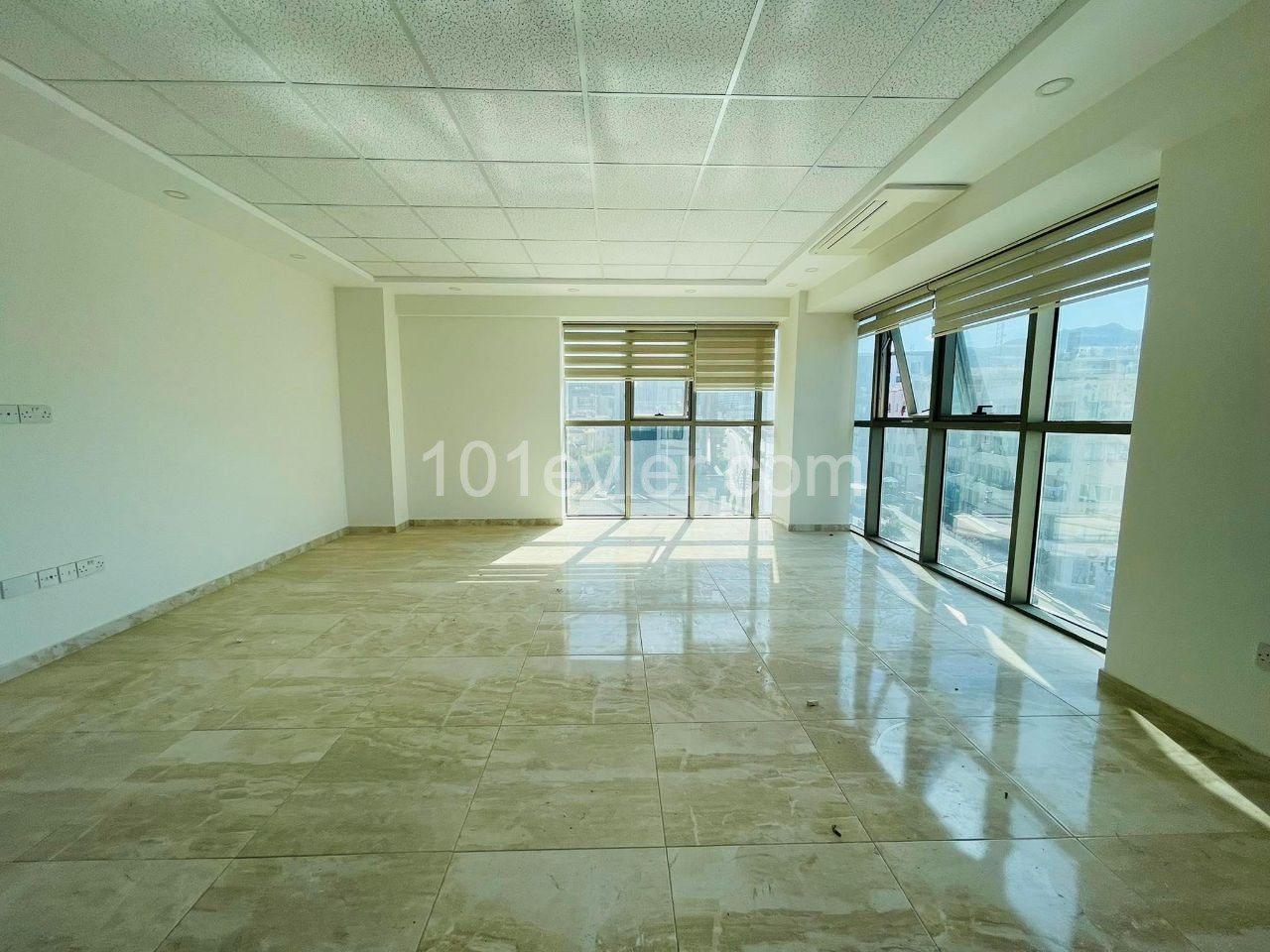 2+1 neues 110 M2 Büro im Zentrum von Kyrenia ** 