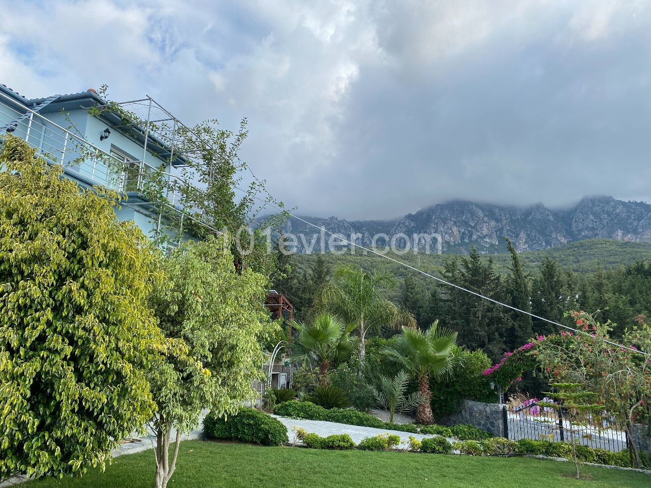 5+1 VILLA ZUM VERKAUF IN EDREMIT KYRENIA MIT HERRLICHEM BERG-UND MEERESBLICK ** 