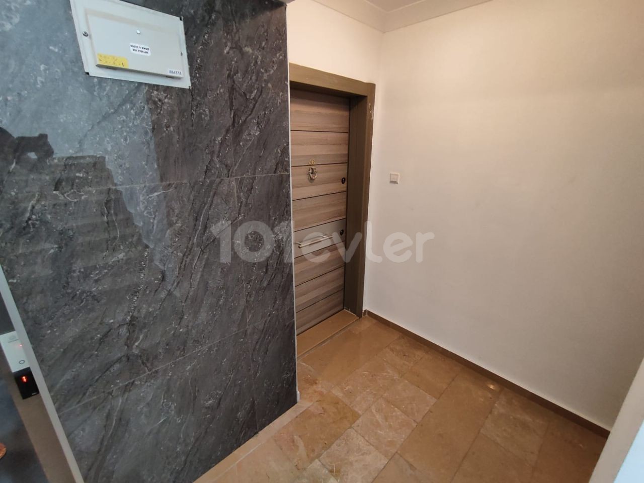 Girne Merkezinde Site Içerisinde Ortak Havuzlu 3+1 Penthouse