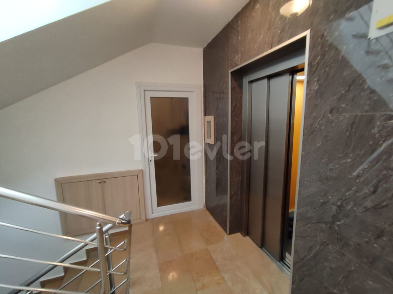 Girne Merkezinde Site Içerisinde Ortak Havuzlu 3+1 Penthouse